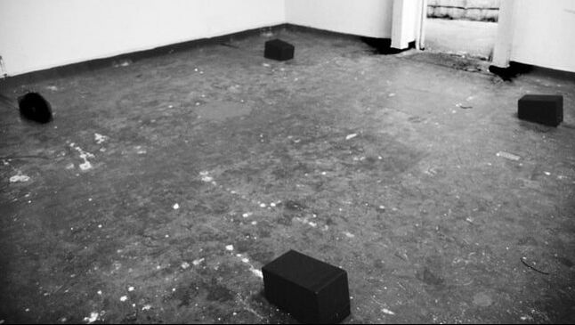 Sound installation - four speaker on the floor of an empty room